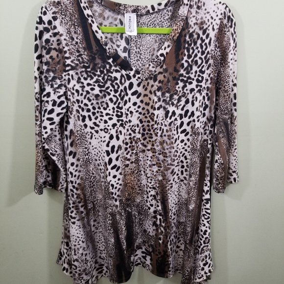 R.Rouge top animal print. - Picture 1 of 4